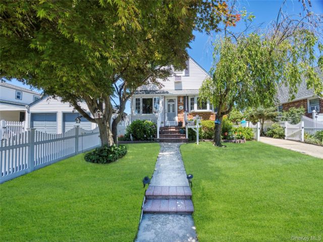  4 BR,  1.00 BTH &nbsp;Cape cod style home in Westbury
