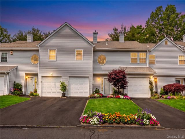  3 BR,  3.00 BTH &nbsp;Condo style home in Port Jefferson Station
