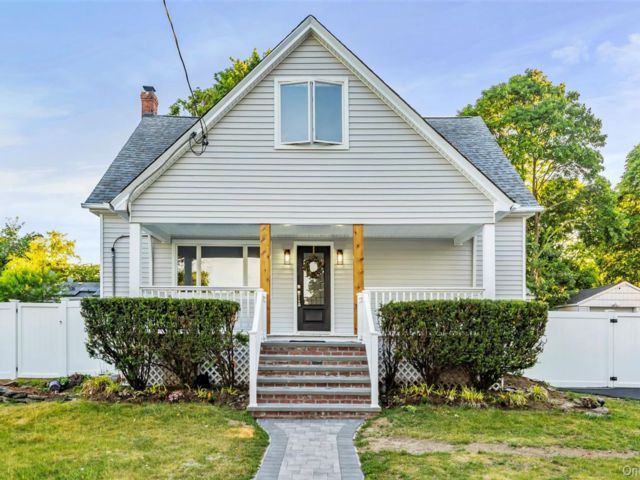  3 BR,  3.00 BTH &nbsp;Cape cod style home in West Babylon
