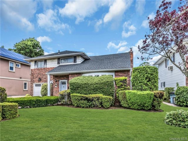  3 BR,  2.00 BTH &nbsp;Split level style home in West Hempstead