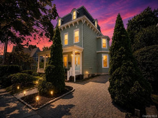  5 BR,  2.00 BTH &nbsp;Colonial style home in Peekskill