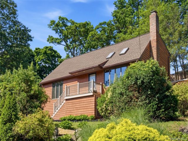  4 BR,  4.00 BTH &nbsp;Farmhouse style home in Huntington