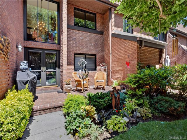  2 BR,  3.00 BTH &nbsp;Condo style home in Roslyn