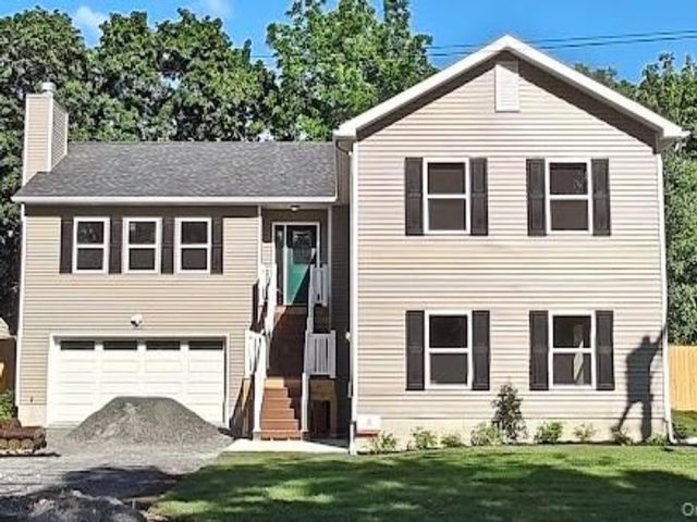  4 BR,  3.00 BTH &nbsp;Colonial style home in Maybrook