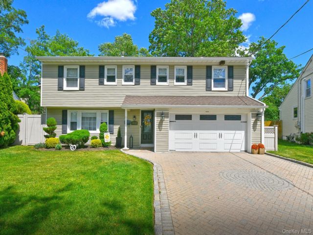  3 BR,  3.00 BTH &nbsp;Colonial style home in North Bellmore