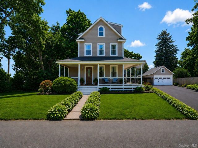  3 BR,  2.00 BTH &nbsp;Colonial style home in Northport