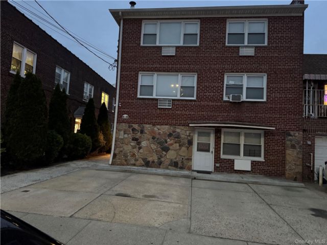  4 BR,  5.00 BTH &nbsp;House style home in Fresh Meadows