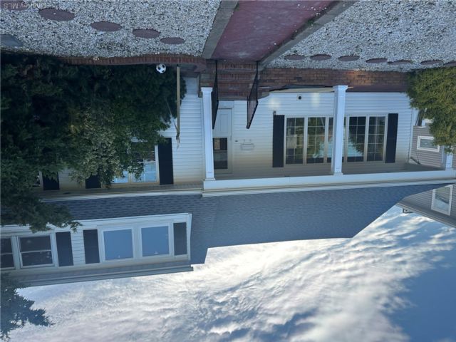  5 BR,  3.00 BTH &nbsp;Colonial style home in Island Park