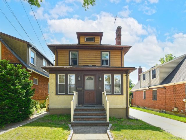  3 BR,  3.00 BTH &nbsp;Colonial style home in Floral Park