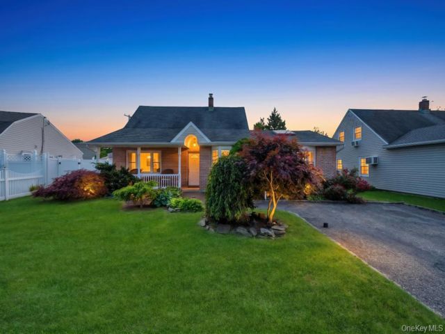  4 BR,  2.00 BTH &nbsp;Cape cod style home in Levittown
