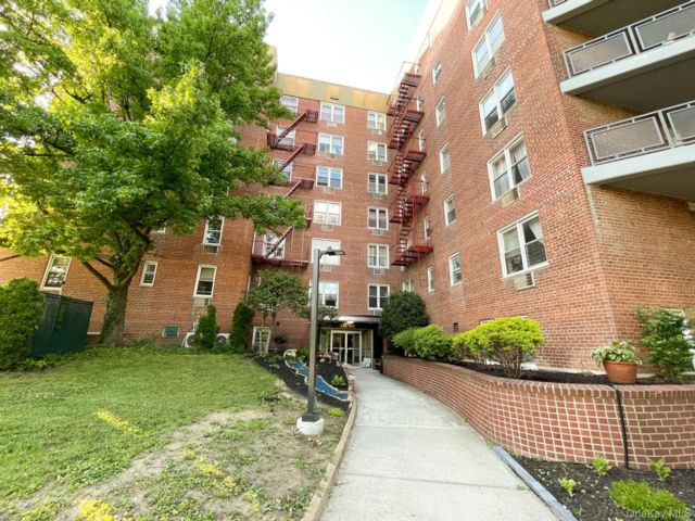  1 BR,  1.00 BTH &nbsp;Other style home in Whitestone