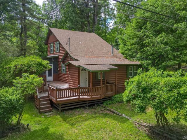  4 BR,  3.00 BTH &nbsp;Log style home in Smallwood
