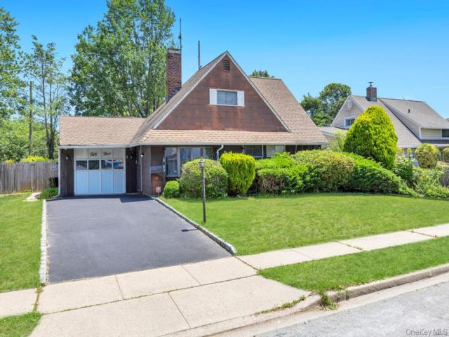  5 BR,  1.00 BTH &nbsp;Exp ranch style home in Hicksville