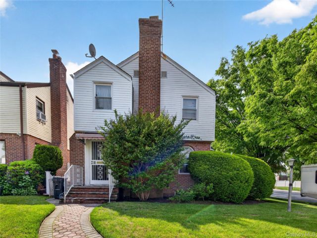  4 BR,  2.00 BTH &nbsp;Colonial style home in Cambria Heights