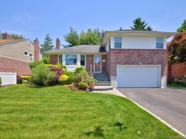  3 BR,  3.00 BTH &nbsp;Split level style home in Plainview