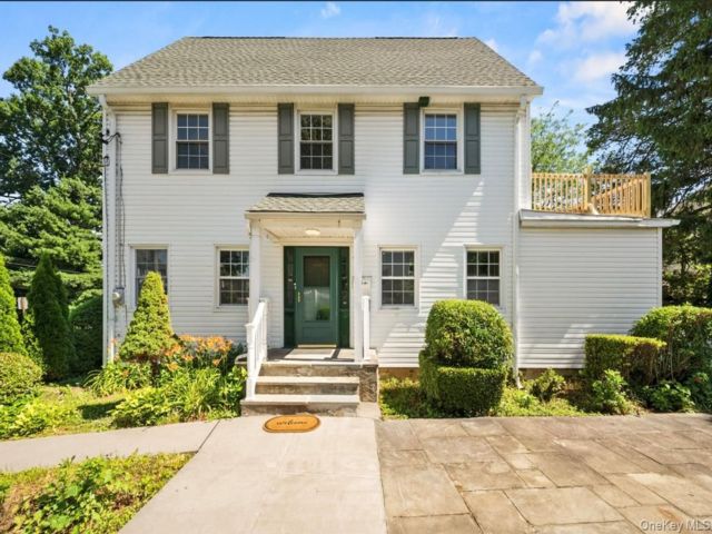 3 BR,  2.00 BTH &nbsp;Colonial style home in Yonkers