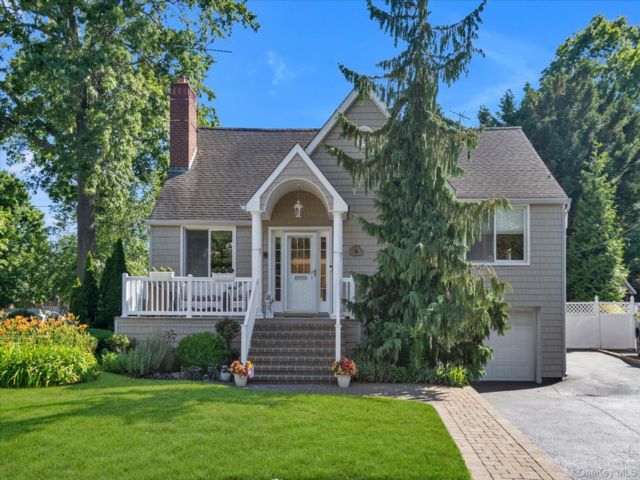  4 BR,  3.00 BTH &nbsp;Exp cape style home in East Rockaway
