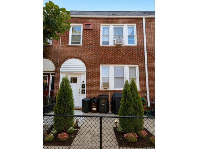  5 BR,  2.00 BTH &nbsp;House style home in Woodside