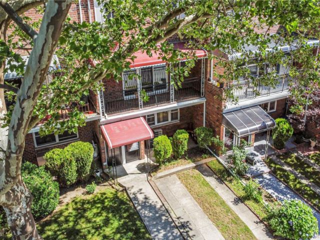  3 BR,  2.00 BTH &nbsp;Contemporary style home in Fresh Meadows