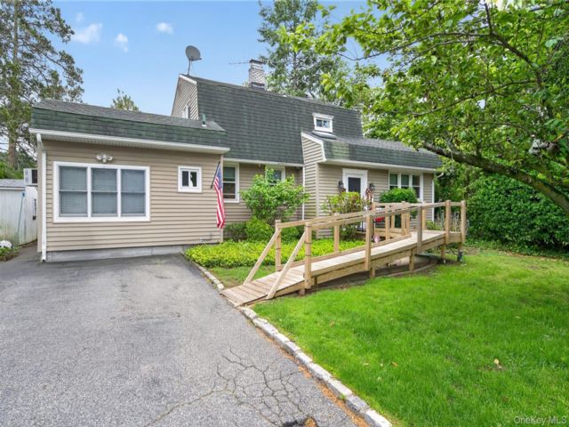  5 BR,  3.00 BTH &nbsp;Colonial style home in Carle Place