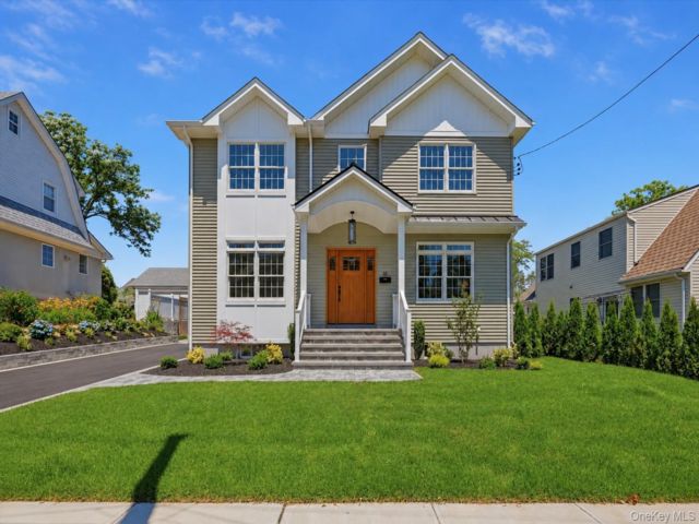  4 BR,  4.00 BTH &nbsp;Colonial style home in Port Washington