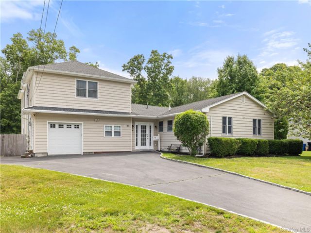  4 BR,  3.00 BTH &nbsp;Exp ranch style home in Islip