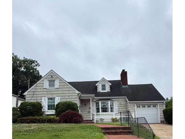  5 BR,  3.00 BTH &nbsp;Other style home in Great Neck