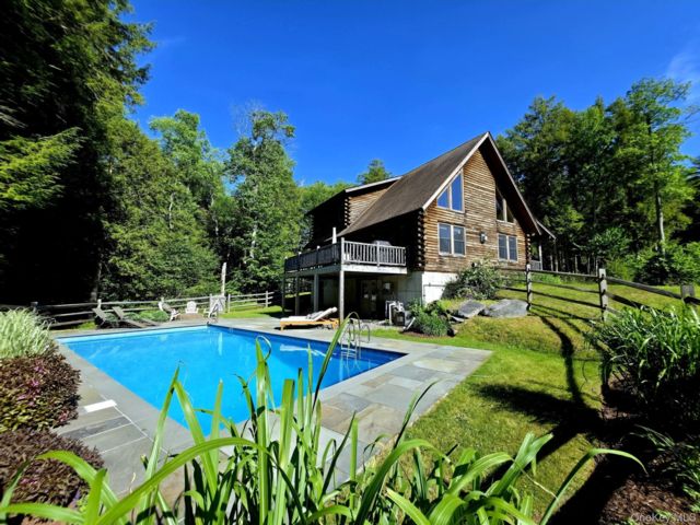  3 BR,  2.00 BTH &nbsp;Cabin style home in Parksville