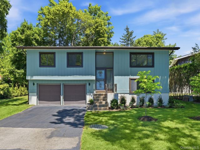  4 BR,  3.00 BTH &nbsp;Contemporary style home in Hartsdale