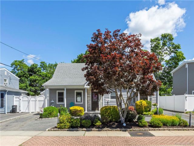  3 BR,  2.00 BTH &nbsp;A-frame style home in Levittown