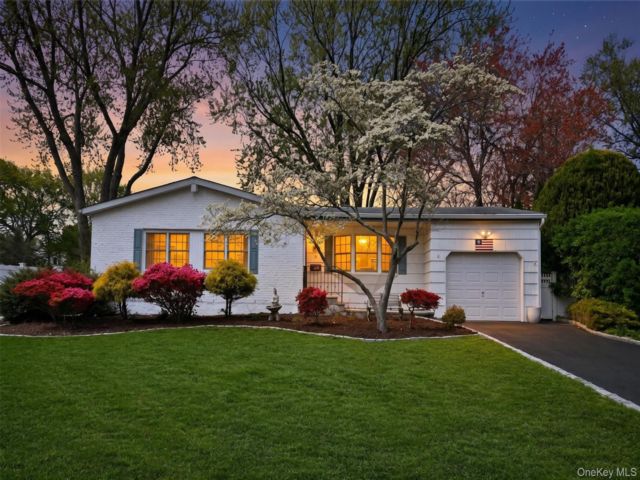 3 BR,  2.00 BTH &nbsp;Ranch style home in Smithtown