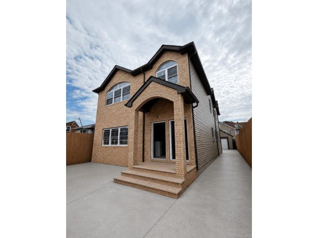  6 BR,  5.00 BTH &nbsp;House style home in Queens Village