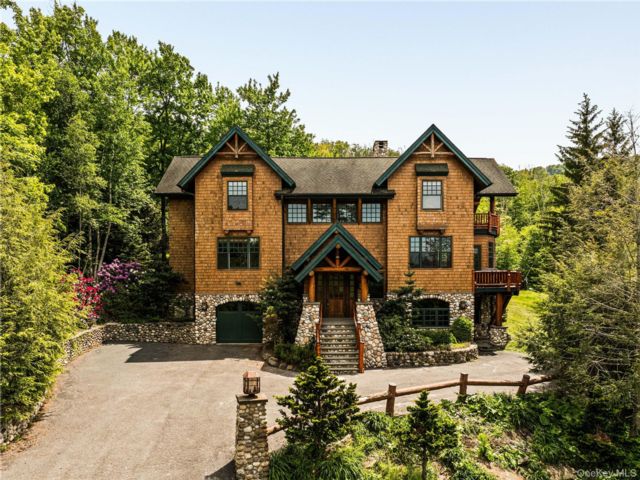  5 BR,  7.00 BTH &nbsp;Chalet style home in Windham