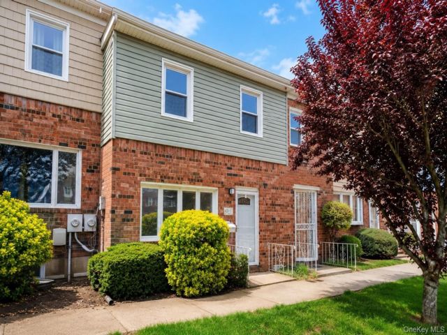  3 BR,  2.00 BTH &nbsp;Condo style home in Valley Stream