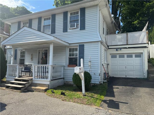  3 BR,  1.00 BTH &nbsp;Colonial style home in Glen Cove