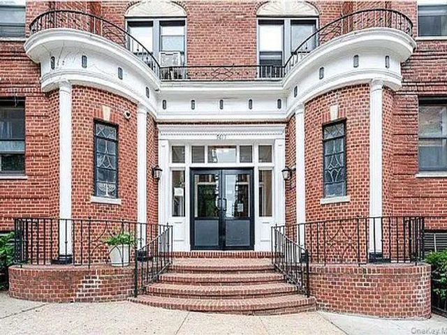  2 BR,  2.00 BTH &nbsp;Mid rise style home in Rego Park