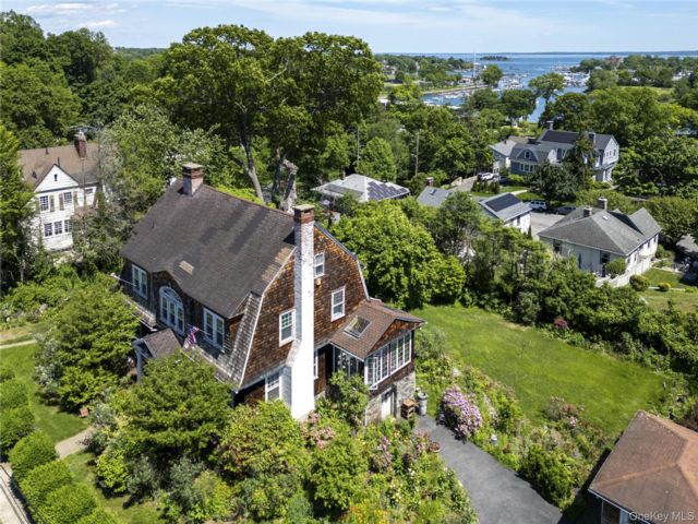  4 BR,  3.00 BTH &nbsp;Colonial style home in Mamaroneck