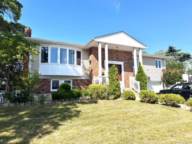  4 BR,  3.00 BTH &nbsp;Hi ranch style home in North Woodmere