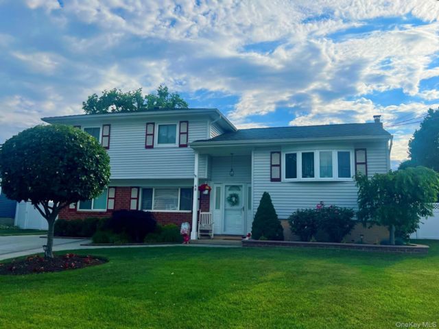  4 BR,  2.00 BTH &nbsp;Split level style home in Deer Park