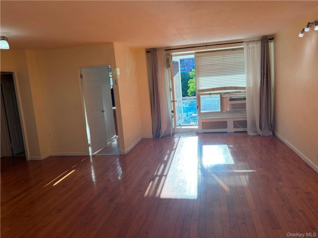  2 BR,  1.00 BTH &nbsp;Mid rise style home in Rego Park