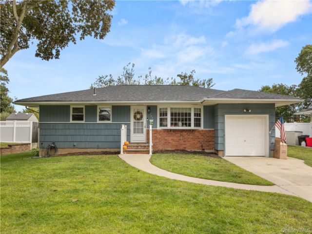 3 BR,  1.00 BTH &nbsp;Ranch style home in East Islip