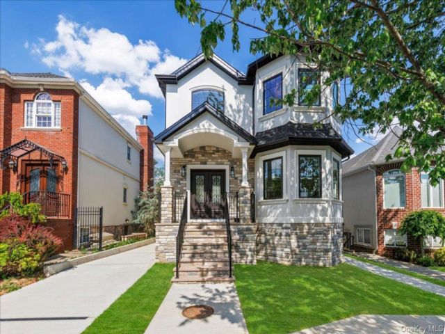  4 BR,  4.00 BTH &nbsp;House style home in Tottenville