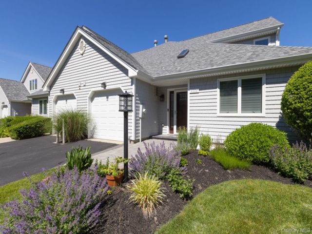  3 BR,  2.00 BTH &nbsp;Condo style home in Baiting Hollow