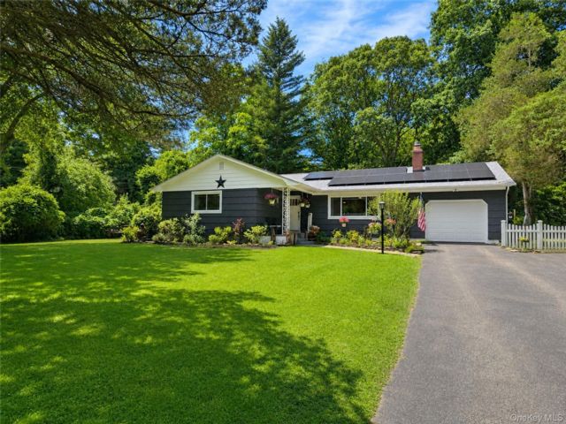  3 BR,  2.00 BTH &nbsp;Ranch style home in Coram