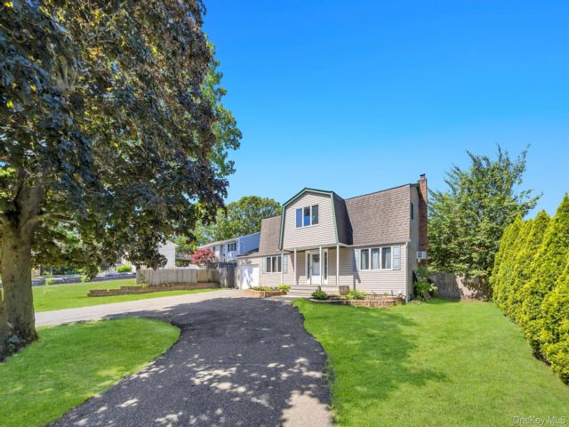  4 BR,  3.00 BTH &nbsp;Colonial style home in Ronkonkoma