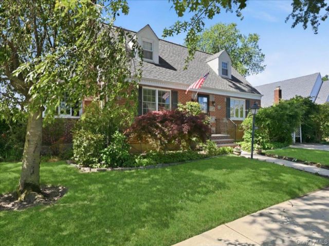  3 BR,  2.00 BTH &nbsp;Cape cod style home in New Hyde Park