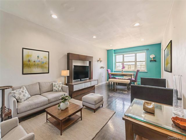  1 BR,  1.00 BTH &nbsp;Mid rise style home in Corona