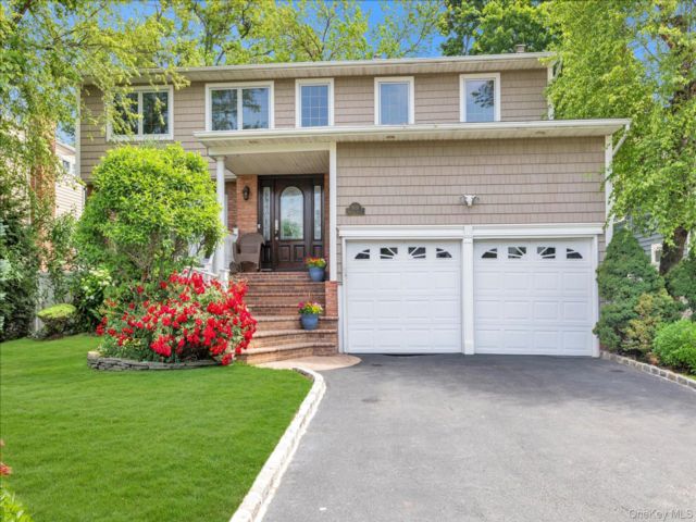  4 BR,  3.00 BTH &nbsp;Colonial style home in Merrick