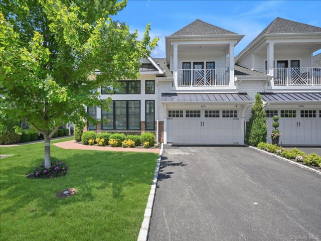  3 BR,  4.00 BTH &nbsp;Modern style home in Plainview