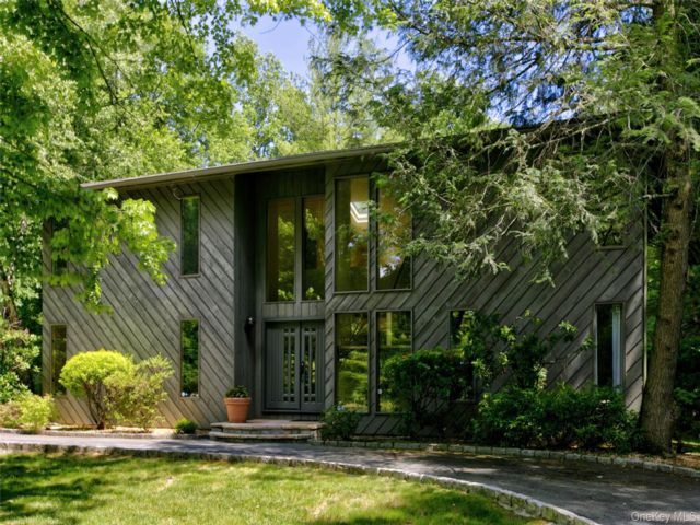  4 BR,  3.00 BTH &nbsp;Contemporary style home in Croton-on-hudson